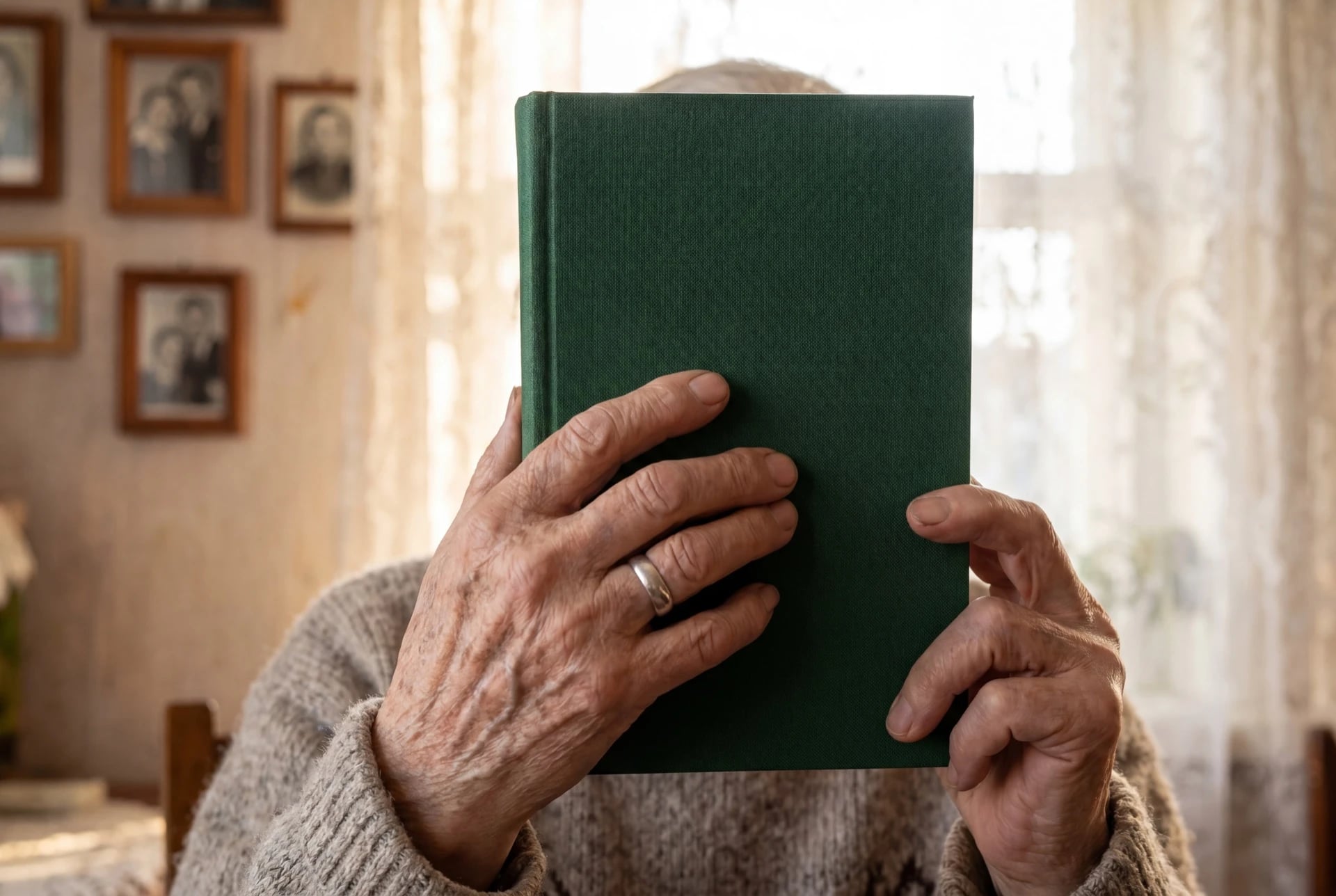 Руки держат заполненную книгу воспоминаний